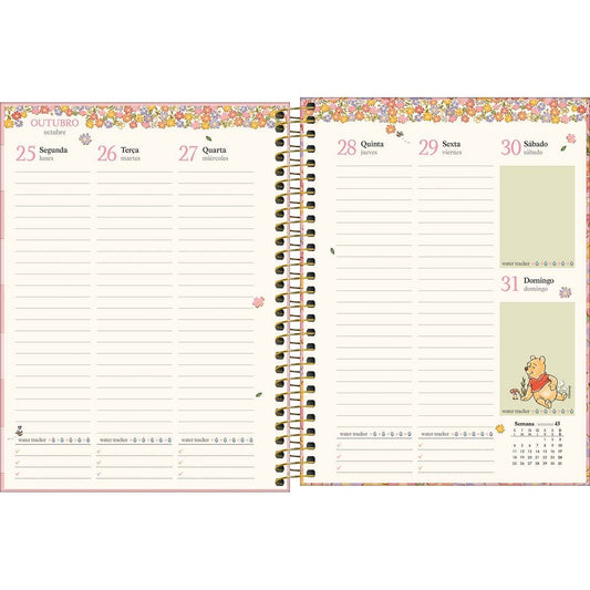 Página interna do Planner Ursinho Pooh 2027 Tilibra mostrando a semana de 25 a 31 de outubro, com layout diário, water tracker, calendário mensal e ilustração do Pooh no canto.